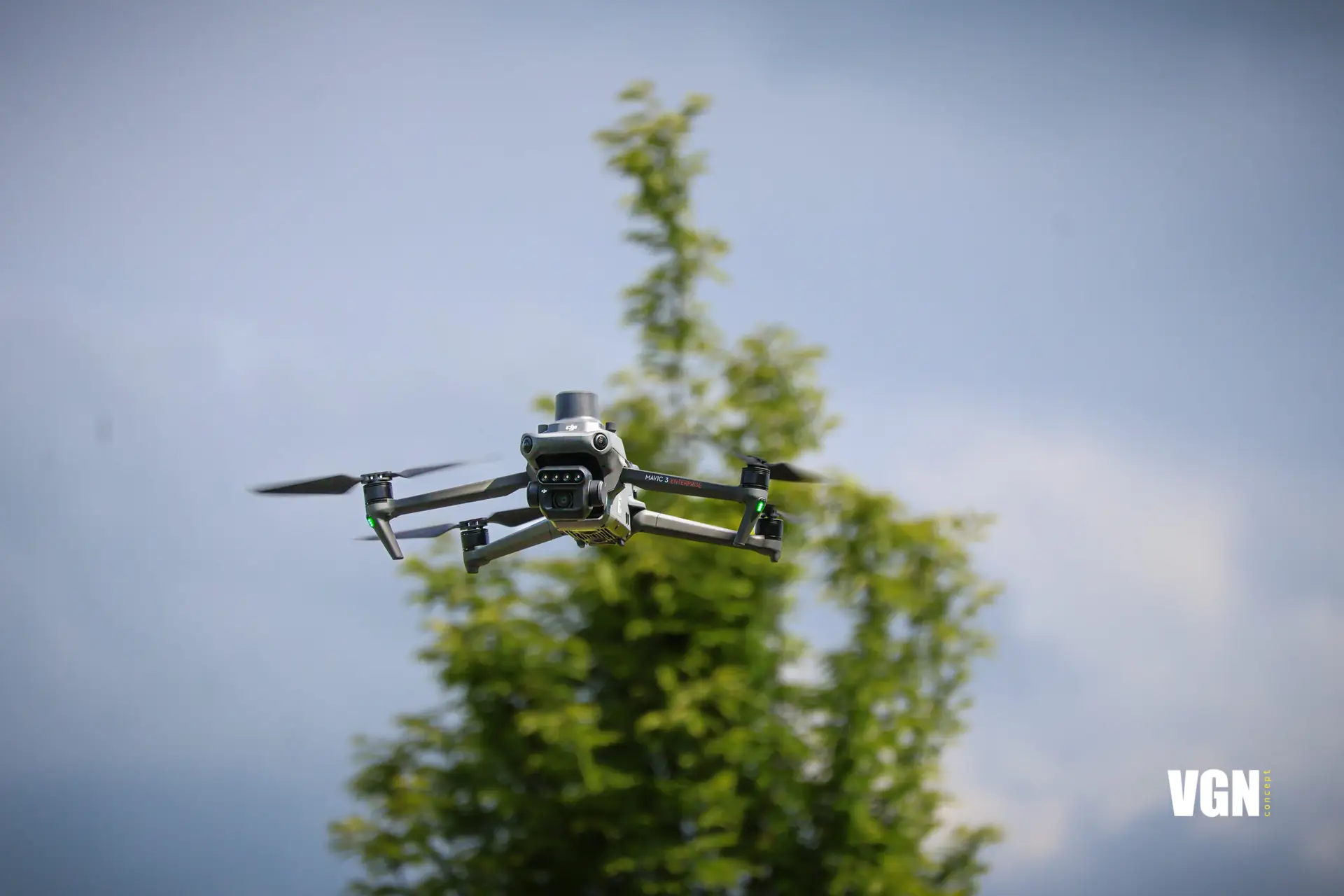 drone blanc accueil